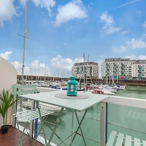  Apartment On The Water 2 With Free Parking - By My Getaways